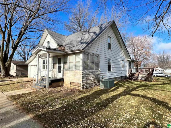 517 E 3rd St, Aurelia, IA 51005