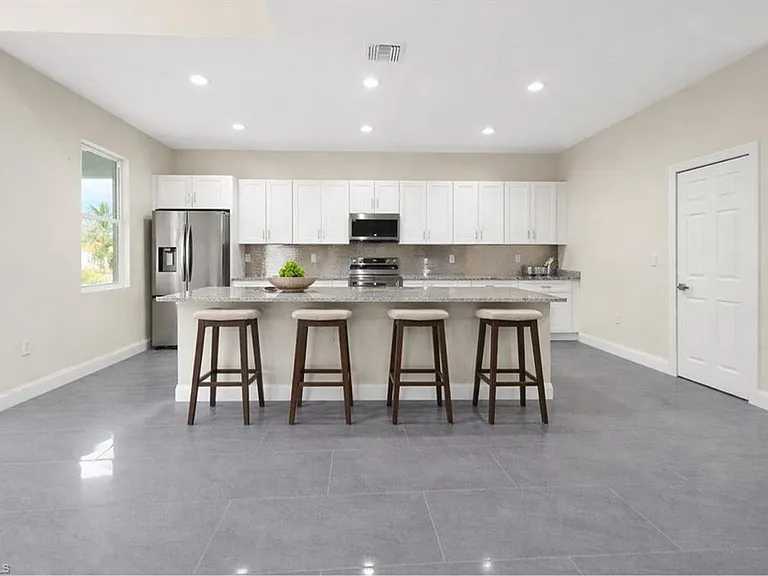 1043 Albert Ave — Photo 2