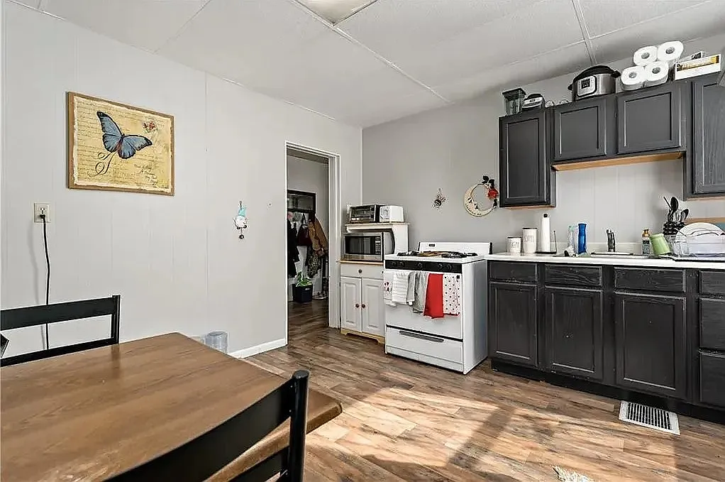 3 bed, 2189 sqft, $1,899 — Photo 4