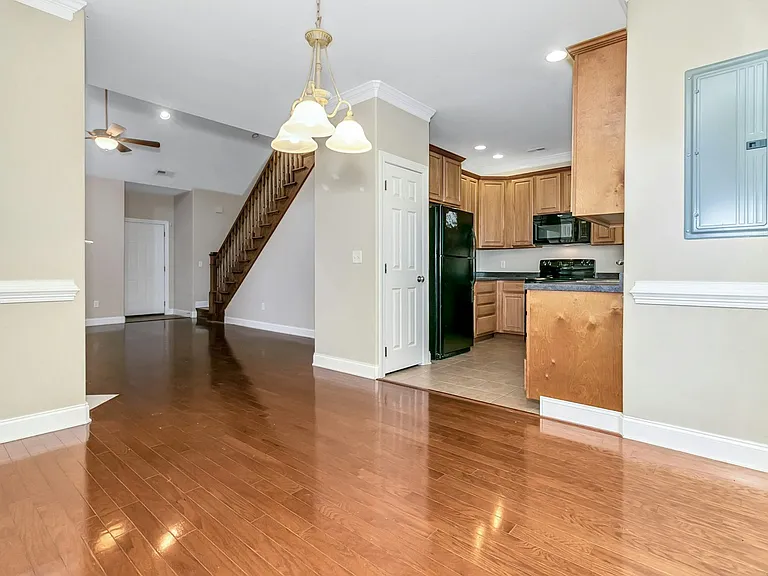 857 W Pointe Dr — Photo 14