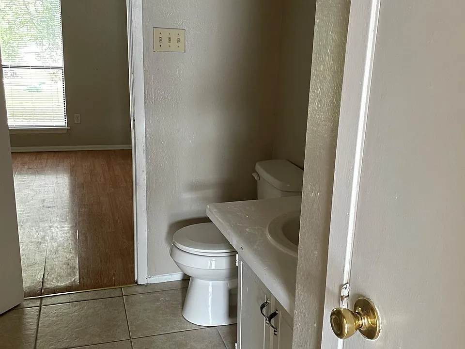 UPSTAIRS BATHROOM