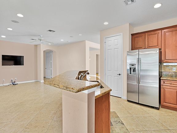 4th image of 3211 Sussex Way