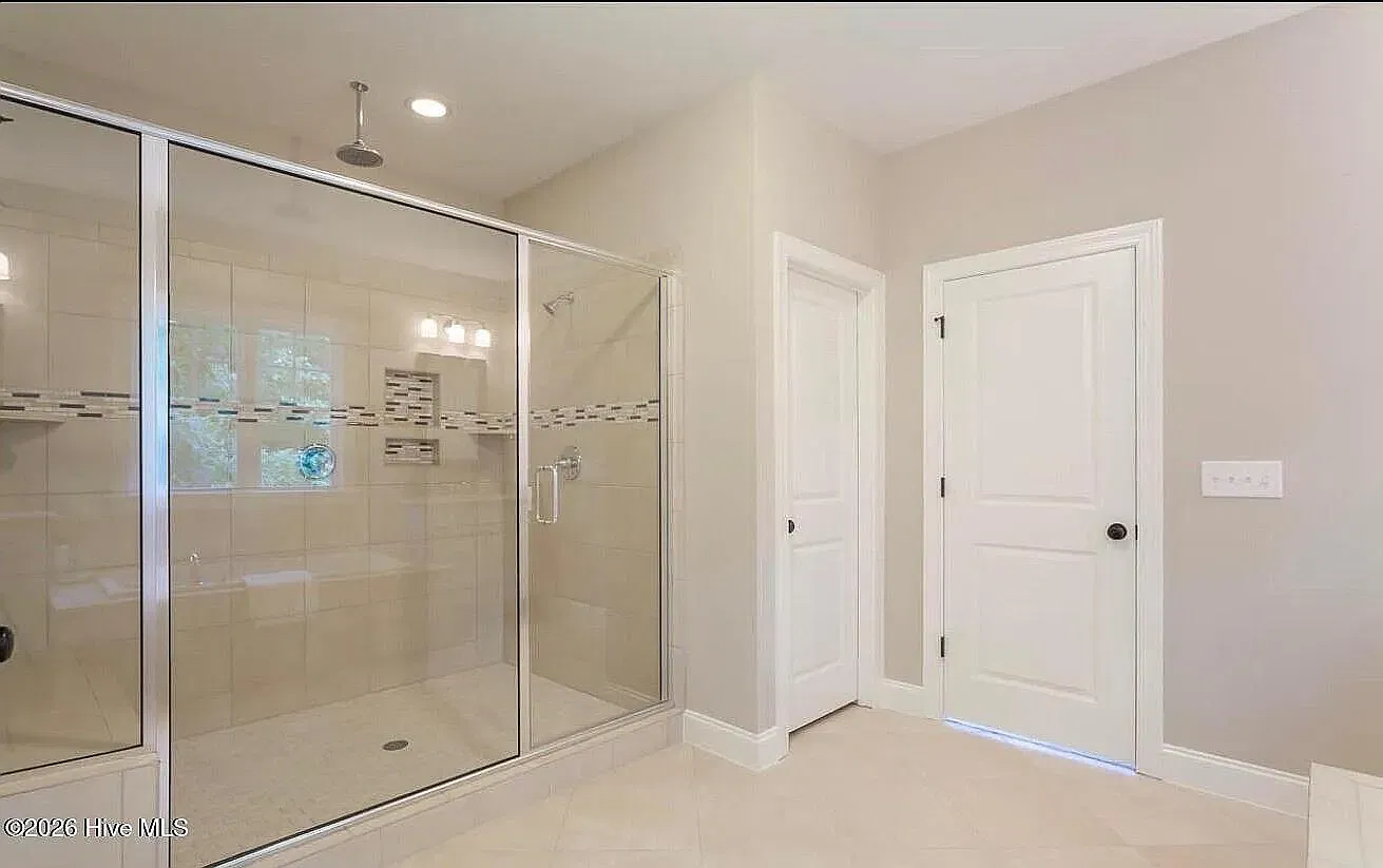 5 bed, 3012 sqft, $3,195 — Photo 3