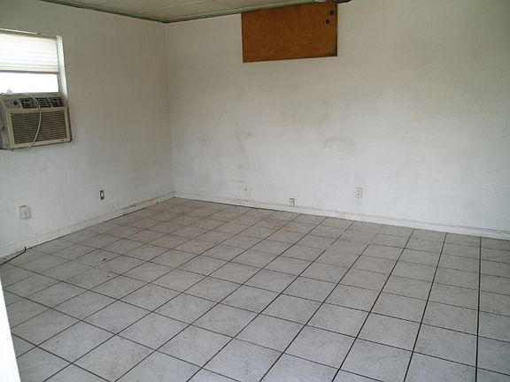 3rd image of 3010 NE 13th Ave
