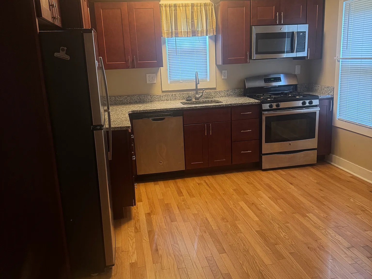 3 bed, 1000 sqft, $2,200 — Photo 4