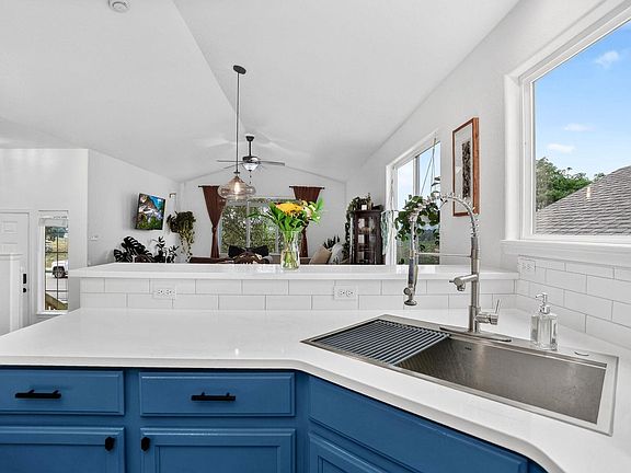4th image of 439 Stoney Brook Rd