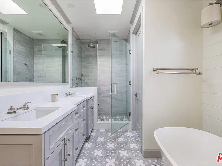 703 Bayview Dr — Photo 17