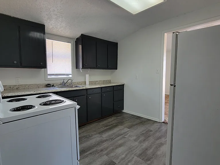 620 S Avenue D #B — Photo 4