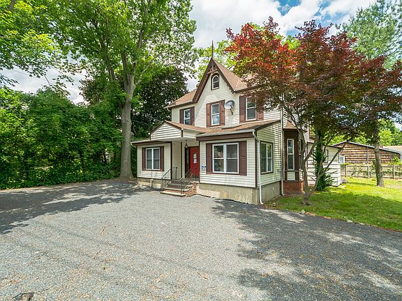 3rd image of 386 Glen Cove Ave