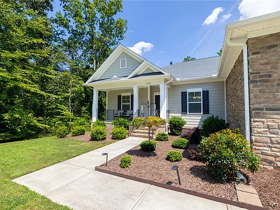 4th image of 3103 Chatham Dr