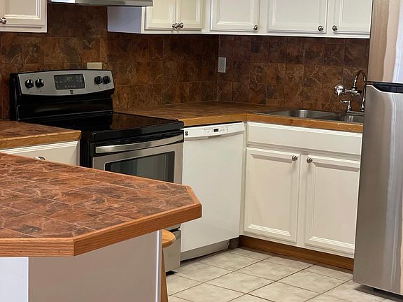 3rd image of 115 Sherwood Forest Dr #B