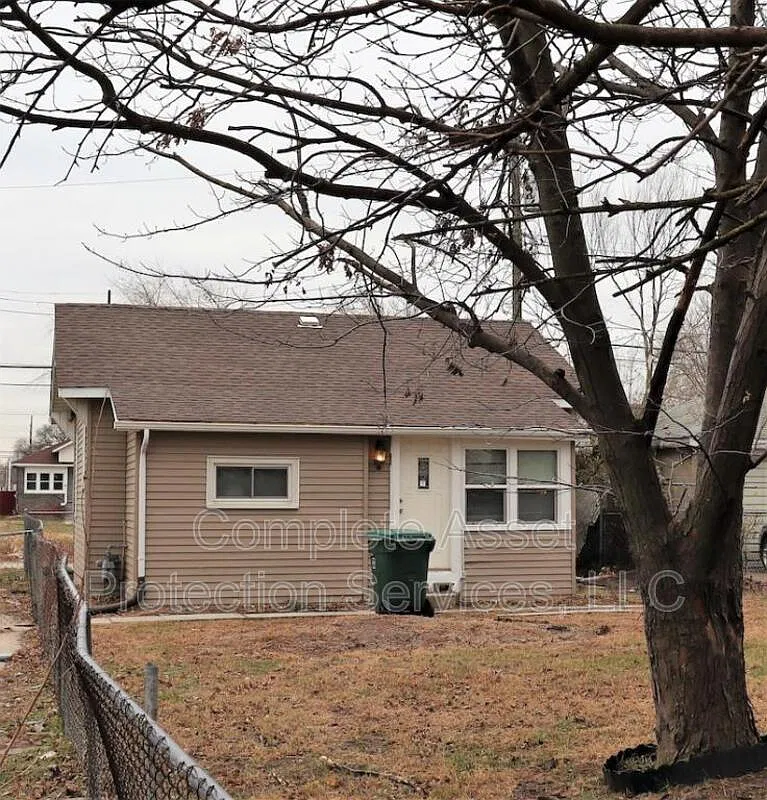 2 bed, 1.0 bath, 761 sqft, $1,465 — Photo 2