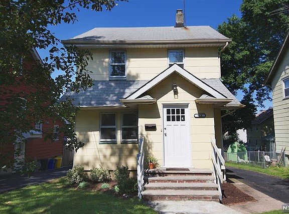 2nd image of 864 Lincoln Pl