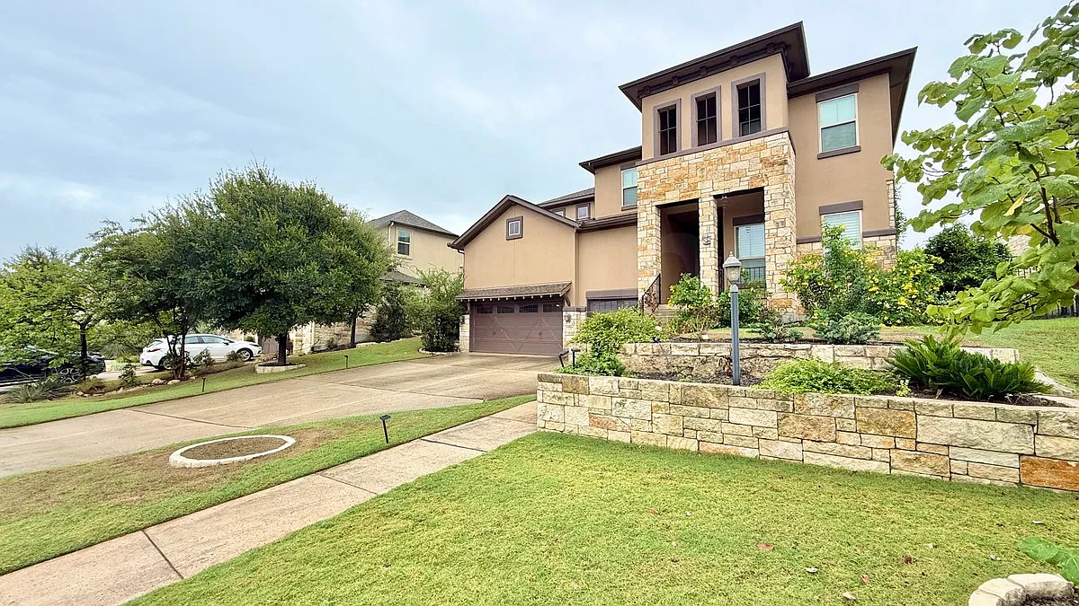 4 bed, 3.5 bath, 3474 sqft, $5,900 — Photo 1
