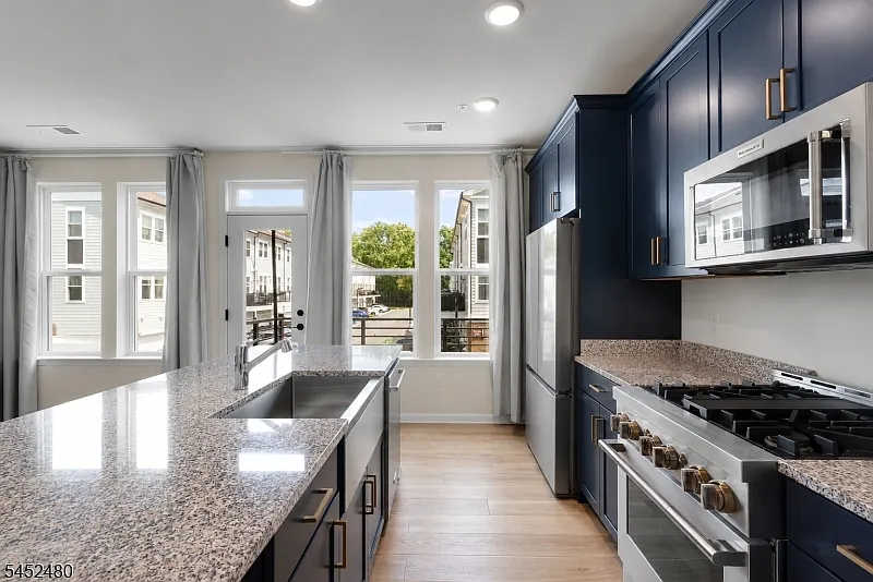 3 bed, 2.5 bath, 1692 sqft, $4,500 — Photo 3