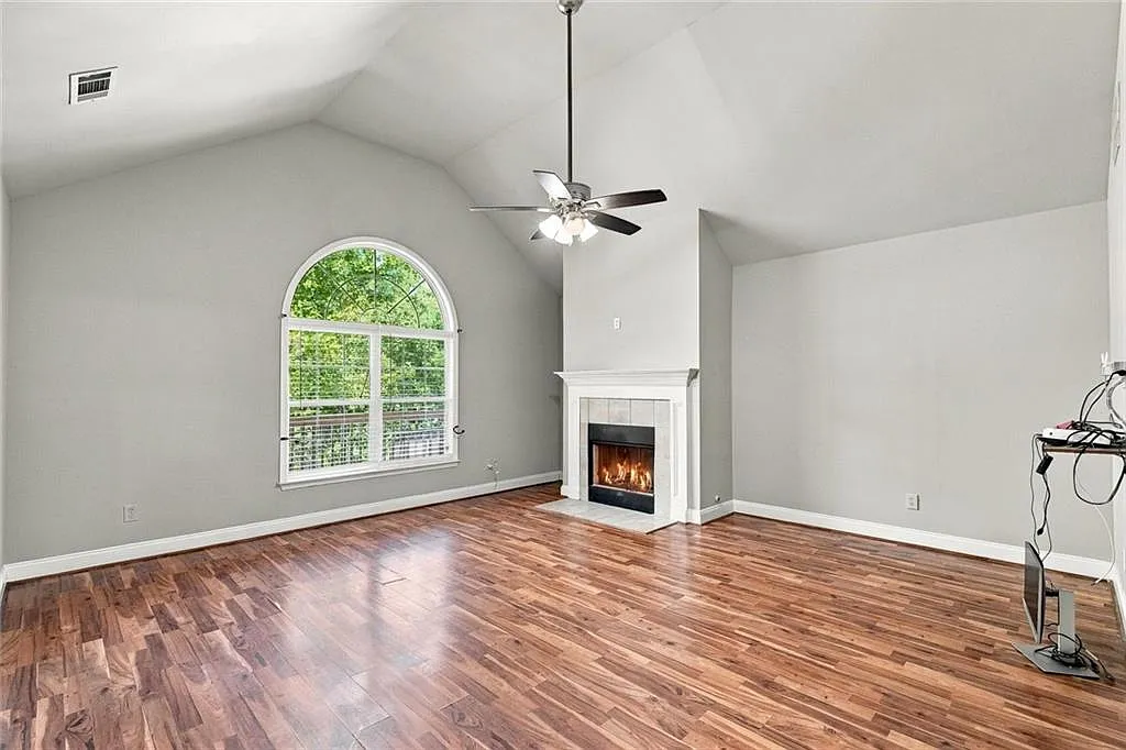4 bed, 4.0 bath, 3276 sqft, $3,100 — Photo 3
