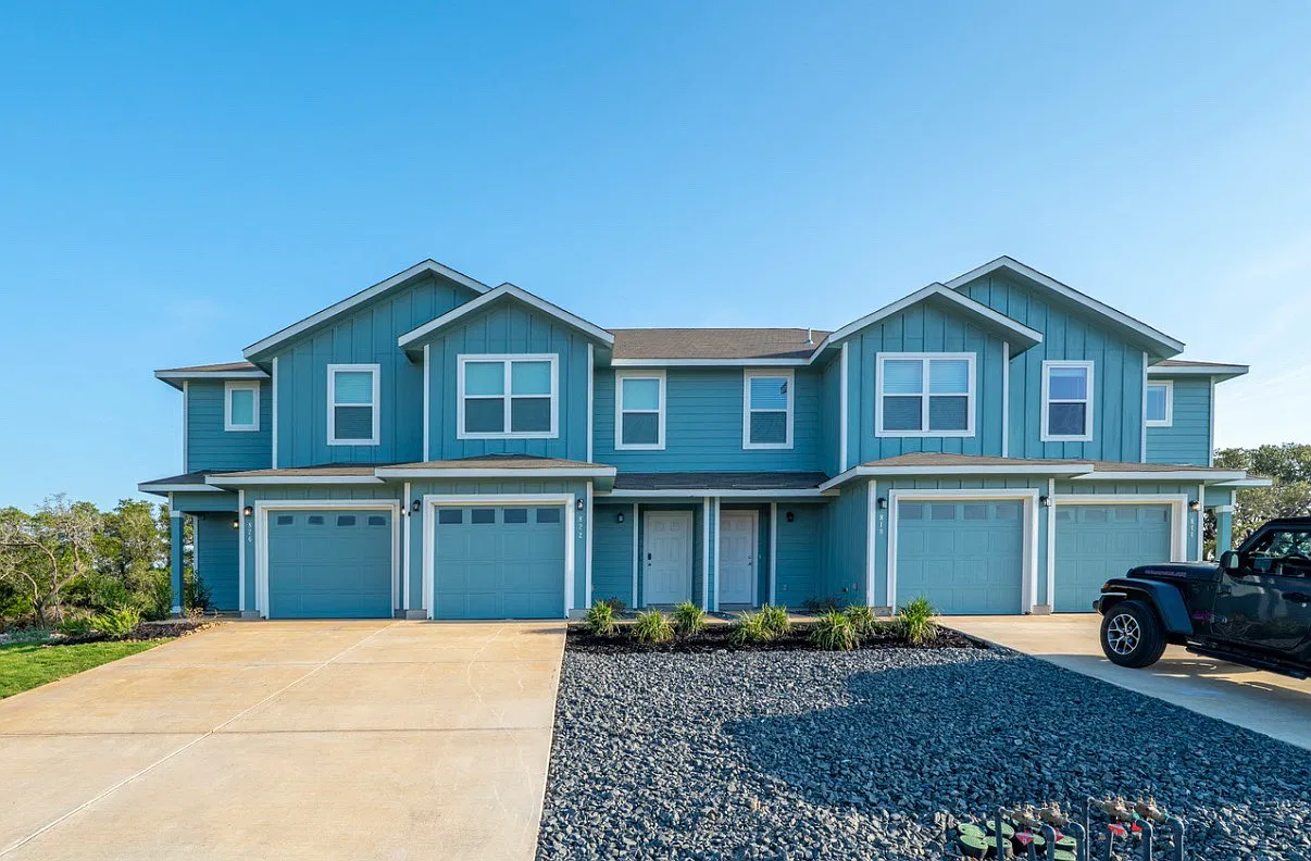 3 bed, 2.5 bath, 1248 sqft, $1,595 — Photo 1