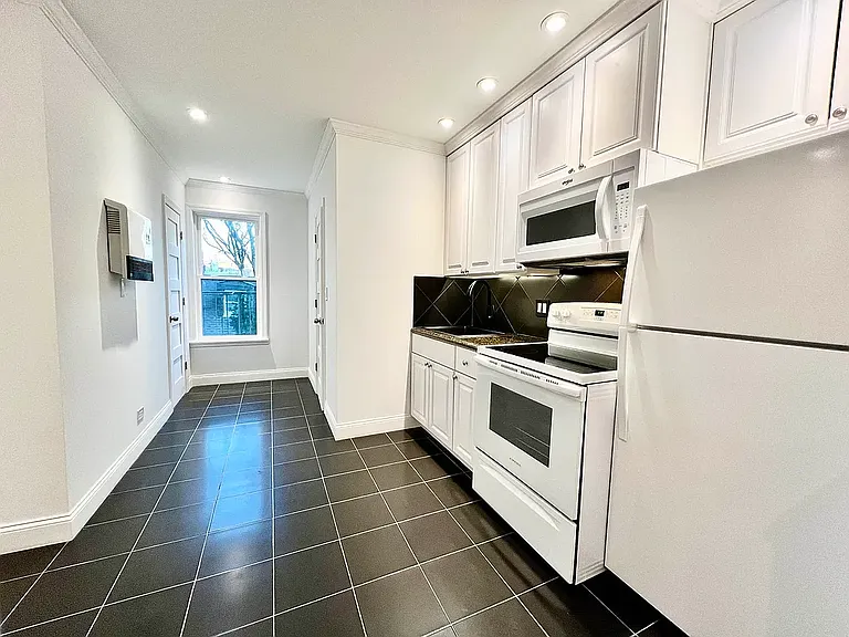 187 Meserole St #3R — Photo 3