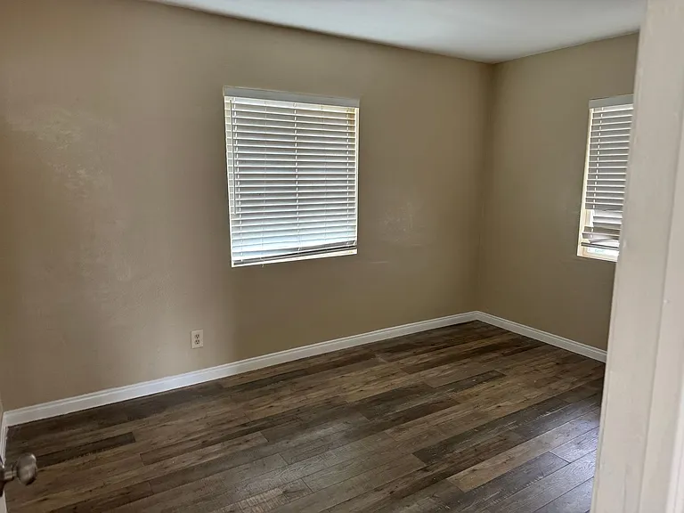 2544-2546 Violet St — Photo 7
