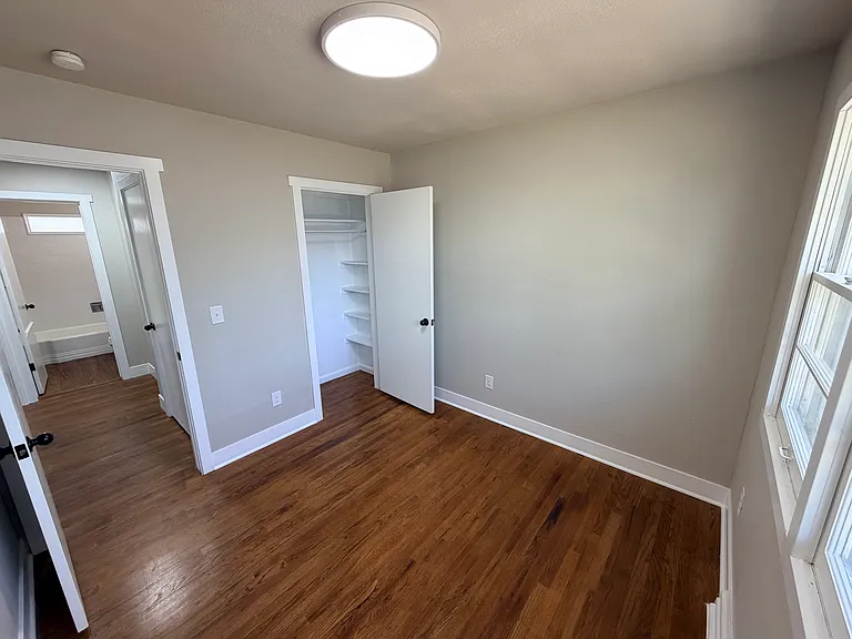 2822 W 12th St — Photo 12