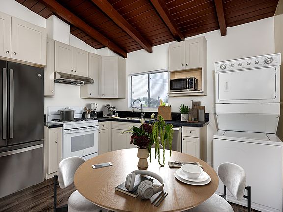 2nd image of 3620 S Budlong Ave APT 1