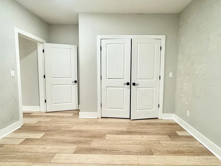 Gorgeous New Diamond St Construction Boasting Luxury Finishes — Photo 35
