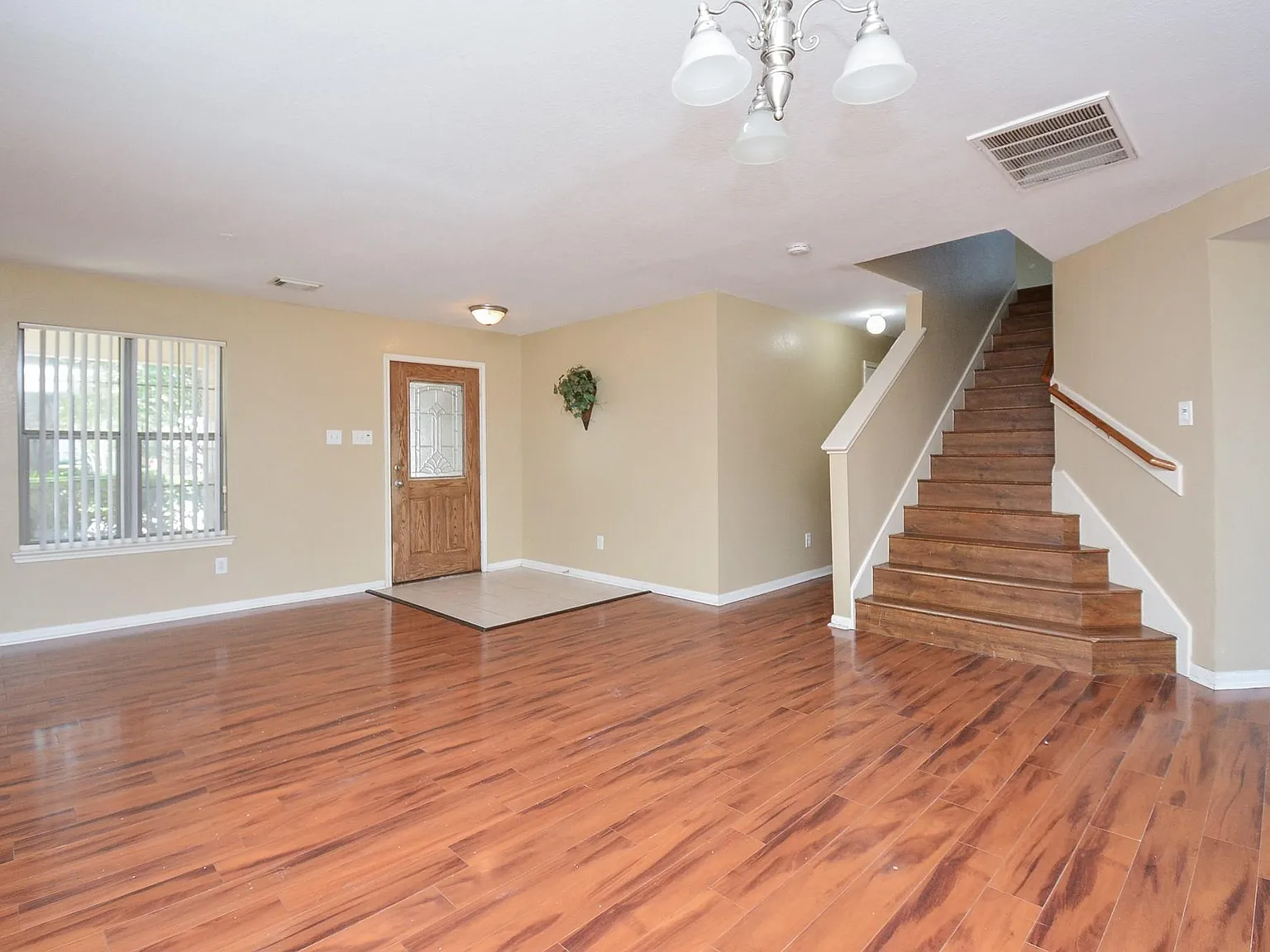 3 bed, 2.5 bath, 2494 sqft, $2,300 — Photo 4
