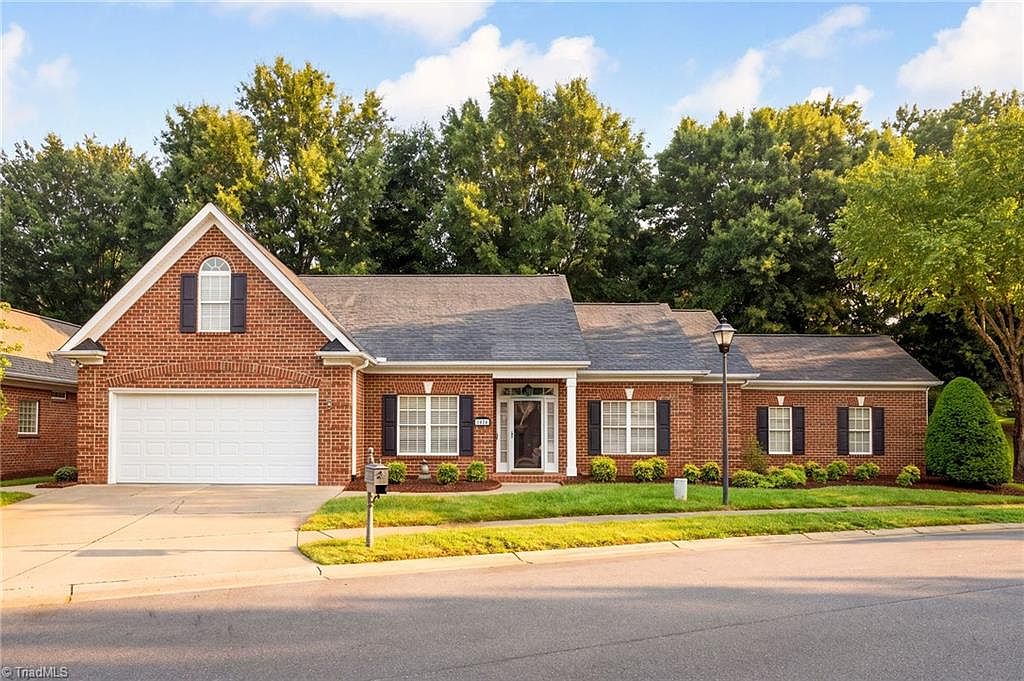 1024 Prestwick Ct — Salem Glen Country Club