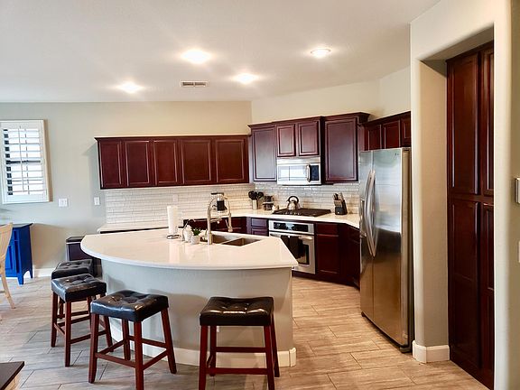 5th image of 381 W Wisteria Pl
