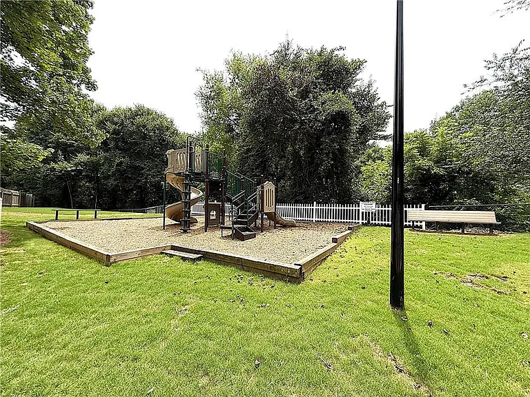 2150 Lexington Ln — Photo 24