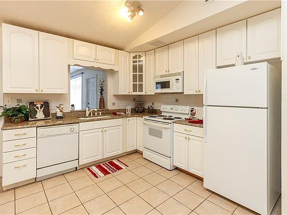 3rd image of 524 Carnation Dr