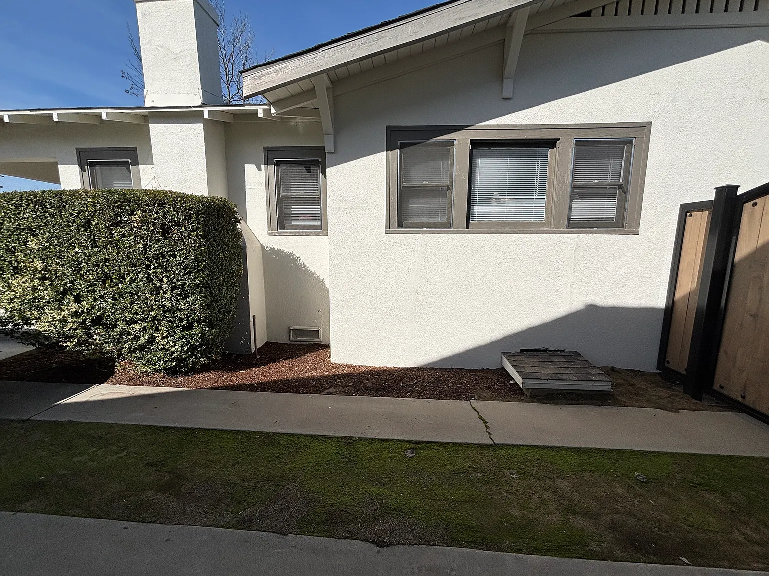 3 bed, 1220 sqft, $2,400 — Photo 3