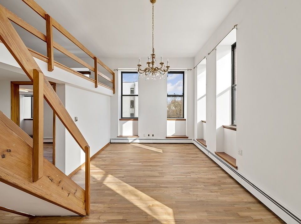 1st image of 300 E 4th St APT 3C