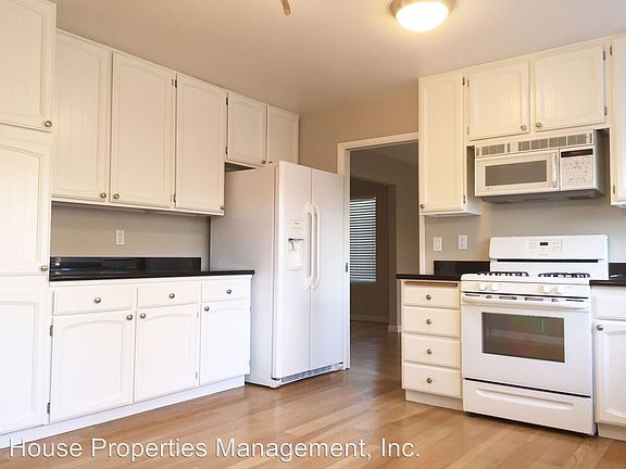 3rd image of 32 Leslie Ct