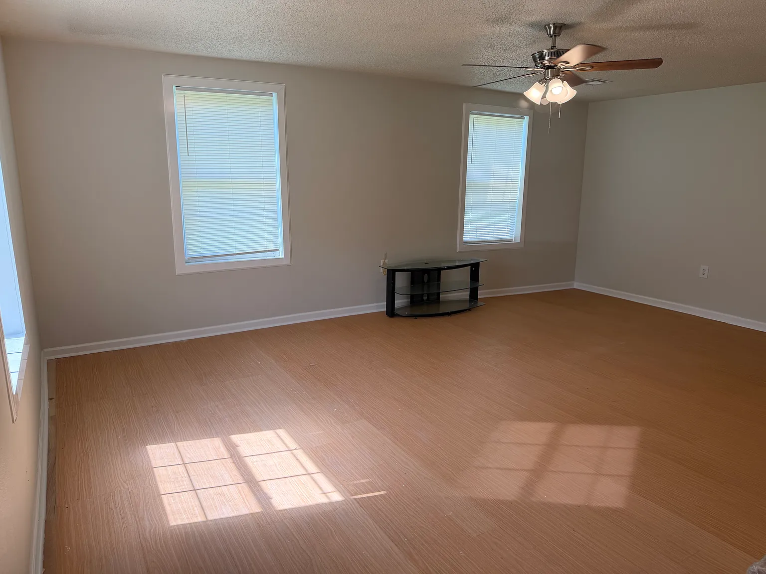 3 bed, 1.5 bath, 1600 sqft, $1,200 — Photo 3