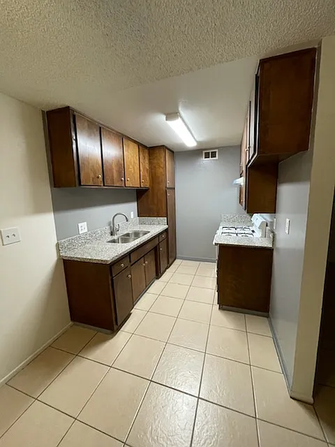 1 bed, 940 sqft, $1,200 — Photo 3
