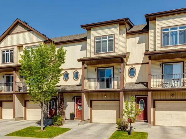 409 W Copperpond Lndg SE, Calgary, AB T2Z 1G6