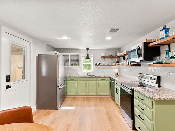 5th image of 901 S Lane St