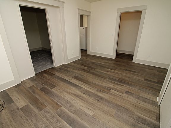 4th image of 1512 Summit Ave #206