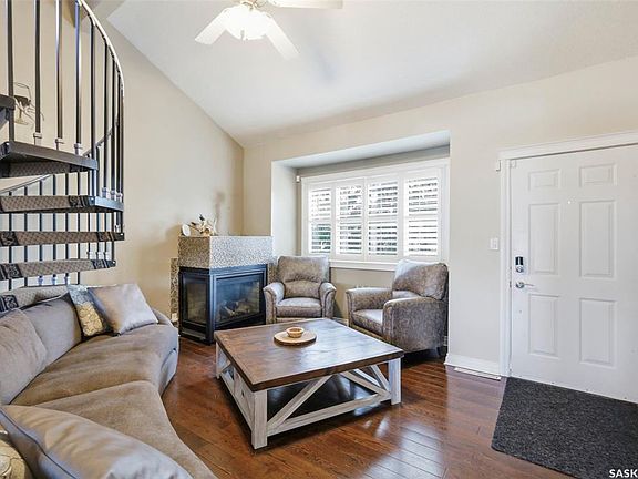3rd image of 816 Empress STREET