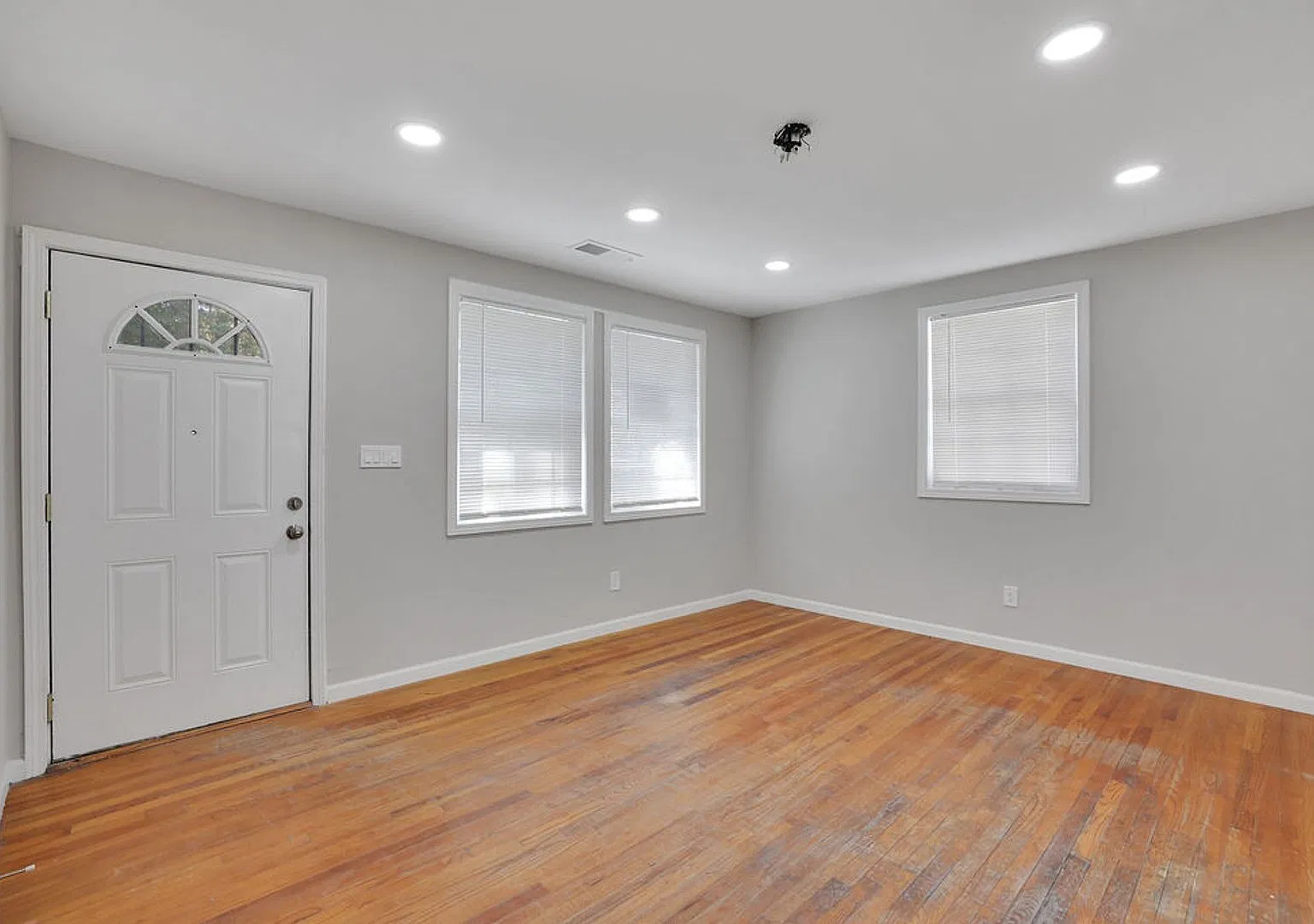 Darling brick 3/1 with great yard — Photo 4