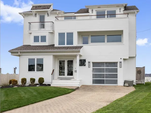 7 Circle Dr, Monmouth Beach, NJ 07750