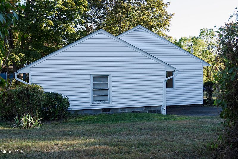 4th image of 8 Frear Park View
