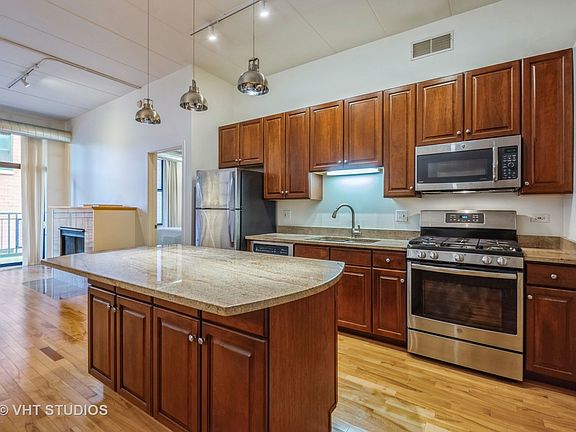 5th image of 3944 N Claremont Ave Unit 303