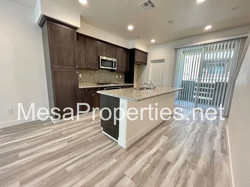 2 bed, 2.5 bath, 1295 sqft, $3,095 — Photo 2