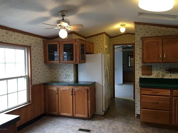 3rd image of 19 East Dr