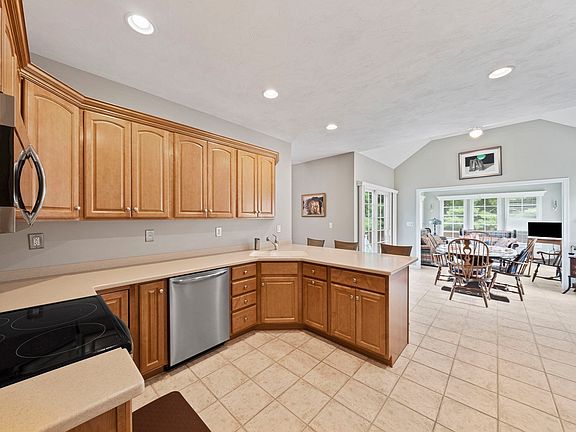 5th image of 47 Silver Brook Ln