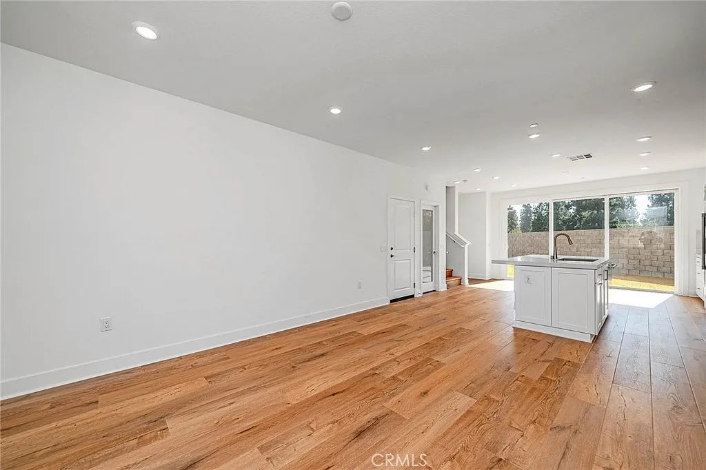3 bed, 2.5 bath, 2011 sqft, $6,000 — Photo 4