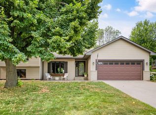 1584 Lake Susan Hills Dr, Chanhassen, MN 55317