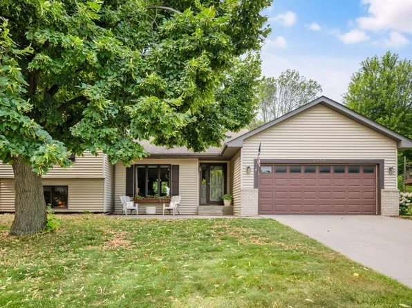 1584 Lake Susan Hills Dr, Chanhassen, MN 55317
